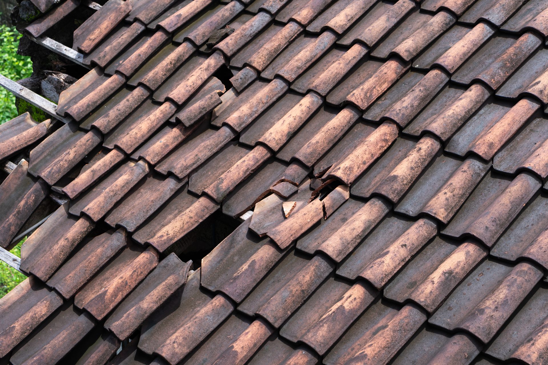 Does house insurance cover a leaking roof